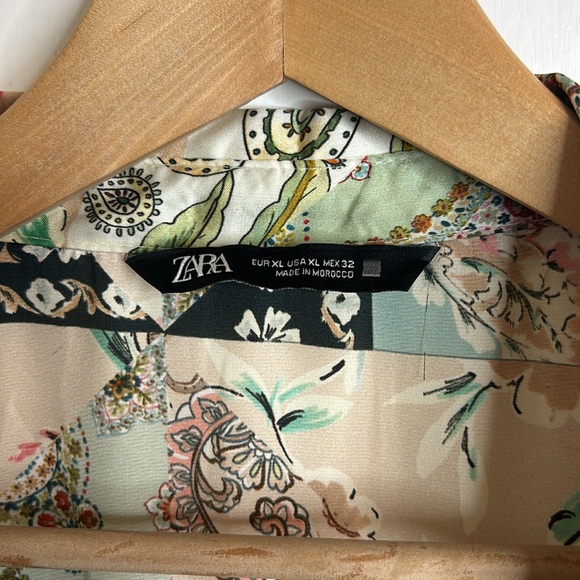 Zara VGUC beautiful paisley colorful button down. - Picture 3 of 10
